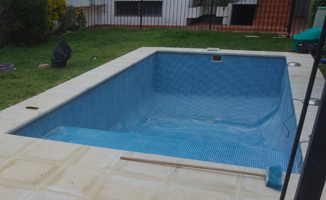 Técnico profesional trabajando en piscina